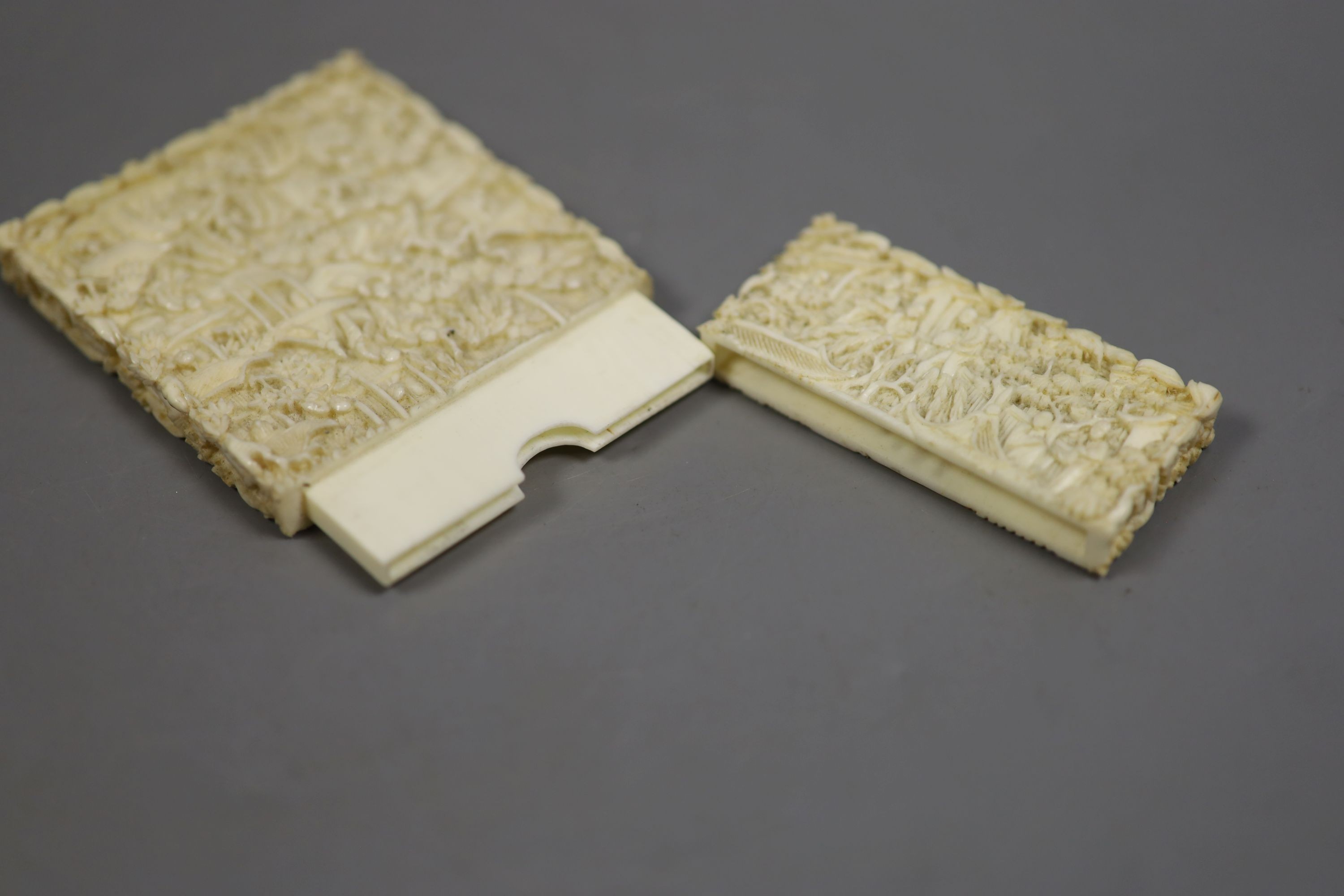 A Chinese Cantonese carved ivory card case, 10.8 cm